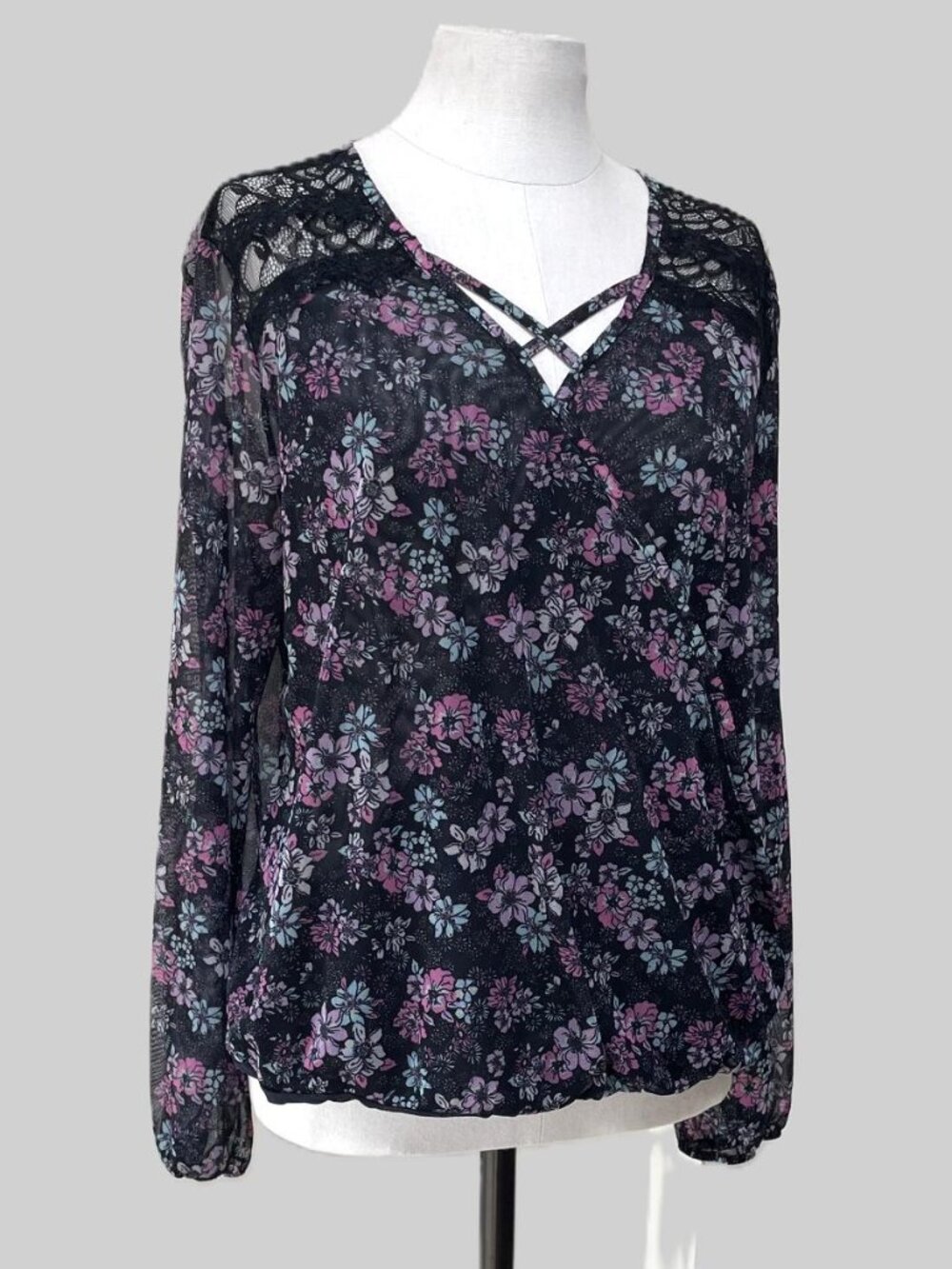 No Boundaries Floral Lace Top (XL)